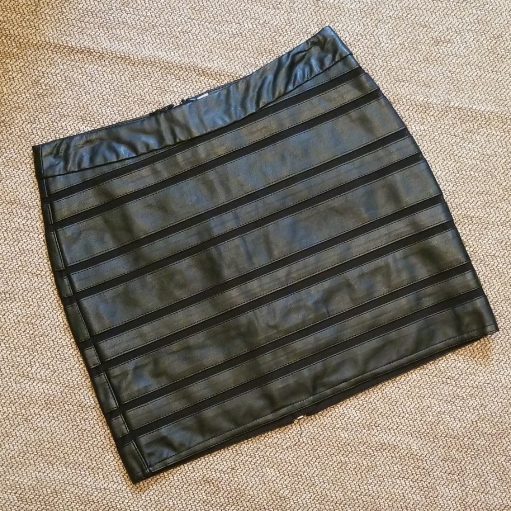 Divided faux leather mini skirt. EUC sz 4